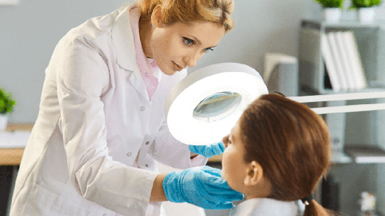 A avaliação dermatológica prévia é indispensável antes de qualquer procedimento estético (Imagem: Studio Romantic | Shutterstock)
