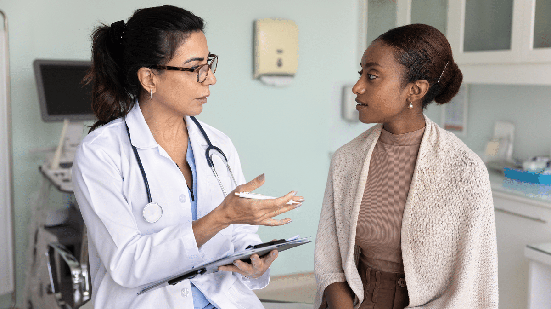 Gestação, hipertensão, enxaqueca e alterações hormonais estão entre os aspectos que merecem atenção (Imagem: fizkes | Shutterstock)