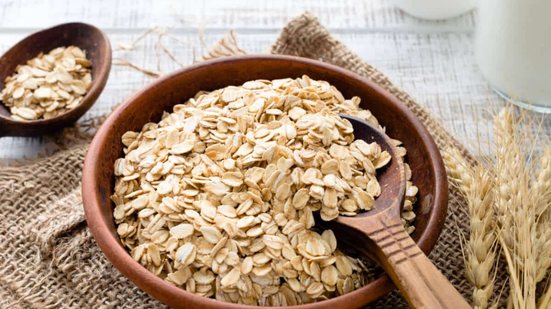 A aveia é fonte de nutrientes essenciais e pode oferecer diversos benefícios para a saúde (Imagem: Vladislav Noseek | Shutterstock)