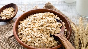 A aveia é fonte de nutrientes essenciais e pode oferecer diversos benefícios para a saúde (Imagem: Vladislav Noseek | Shutterstock)