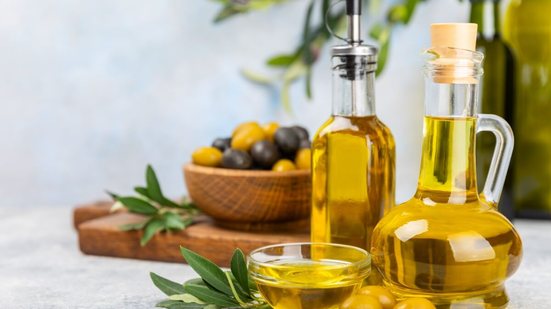 O azeite é fonte de gorduras saudáveis que favorecem a saúde (Imagem: Avocado_studio | Shutterstock)