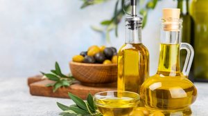 O azeite é fonte de gorduras saudáveis que favorecem a saúde (Imagem: Avocado_studio | Shutterstock)