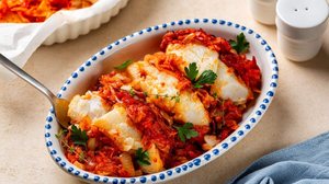 Bacalhau ao forno com molho de tomate (Imagem: OlgaBombologna | Shutterstock)