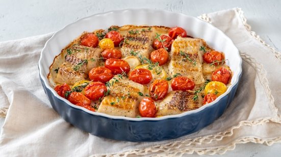 Bacalhau de forno com tomate-cereja (Imagem: Alexander Prokopenko | Shutterstock)