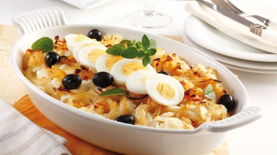 Bacalhoada com batata, ovo e azeitona (Imagem: maxbelchenko | Shutterstock)