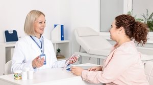 O balão intragástrico é uma opção de tratamento minimamente invasiva para a obesidade (Imagem: New Africa | Shutterstock)