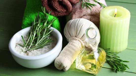 Banho de alecrim com açafrão aumenta a prosperidade e abre caminhos (Imagem: Africa Studio | Shutterstock)