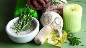 Banho de alecrim com açafrão aumenta a prosperidade e abre caminhos (Imagem: Africa Studio | Shutterstock)