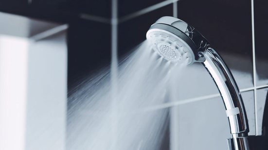 O banho muito quente pode afetar a saúde da pele (Imagem: beeboys | Shutterstock)