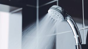 O banho muito quente pode afetar a saúde da pele (Imagem: beeboys | Shutterstock)
