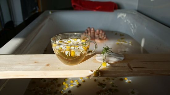 Além de aliviar tensões, os banhos de ervas também purificam energias (Imagem: Julija Ogrodowski | Shutterstock)