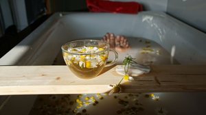 Além de aliviar tensões, os banhos de ervas também purificam energias (Imagem: Julija Ogrodowski | Shutterstock)