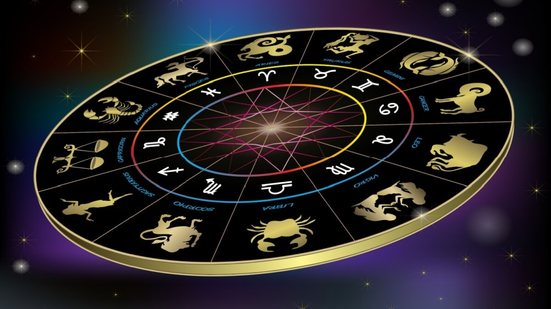 As cartas do baralho cigano representam muito bem a essência energética de cada signo (Imagem: Adul Na-ranong| Shutterstock)