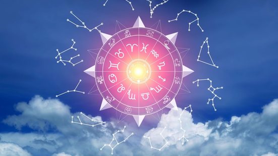 O baralho cigano mostra que as intenções plantadas na virada do ano começarão a ganhar forma concreta (Imagem: Cinemanikor | Shutterstock)