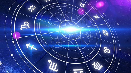 Maio será um período de ação, evolução e cortes necessários, revelando novos rumos para cada signo (Imagem: Hakim Graphy | Shutterstock)