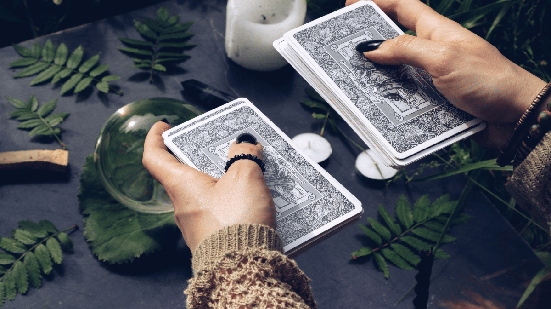 Novembro será um mês de mudanças, novas oportunidades e crescimento pessoal para os signos (Imagem: Maria Galutva | Shutterstock)