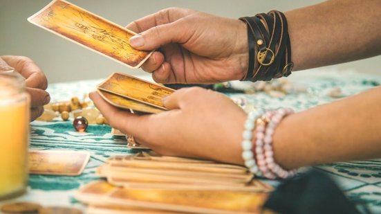 Cada carta carrega mensagens importantes sobre caminhos, escolhas e energias que podem influenciar os signos em junho (Imagem: Tatevosian Yana | Shutterstock)