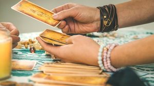 Cada carta carrega mensagens importantes sobre caminhos, escolhas e energias que podem influenciar os signos em junho (Imagem: Tatevosian Yana | Shutterstock)