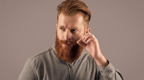 A barba ganha destaque e redefine o visual masculino atual (Imagem: Just dance | Shutterstock)