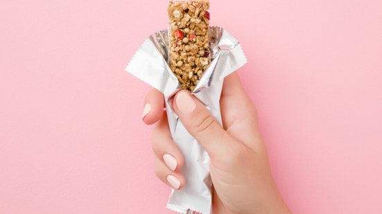 O consumo de barrinhas de cereais exige cuidado com ingredientes e quantidades (Imagem: FotoDuets | Shutterstock)