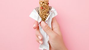 O consumo de barrinhas de cereais exige cuidado com ingredientes e quantidades (Imagem: FotoDuets | Shutterstock)