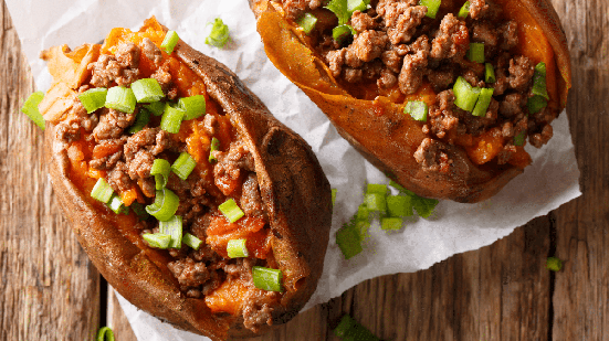 Batata-doce recheada com carne moída (Imagem: Sergii Koval | Shutterstock)