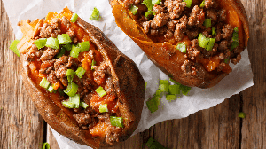 Batata-doce recheada com carne moída (Imagem: Sergii Koval | Shutterstock)