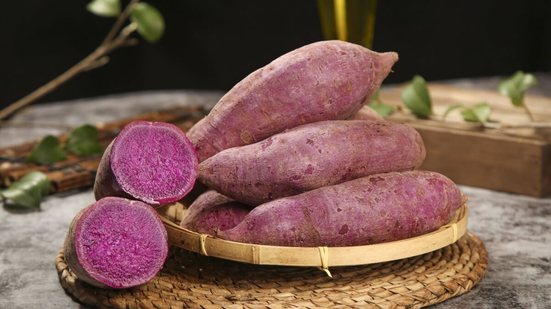 A batata-doce vai além da dieta fitness e se destaca como aliada do metabolismo e da saúde intestinal (Imagem: SparkKimx06 | Shutterstock)