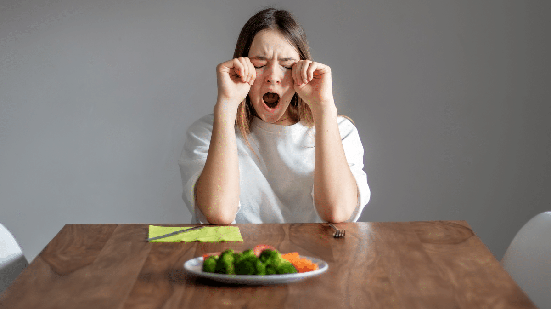 O sono depois do almoço pode ter diversas causas e não deve ser atribuído a um único alimento ou nutriente (Imagem: Tatyana Soares | Shutterstock)