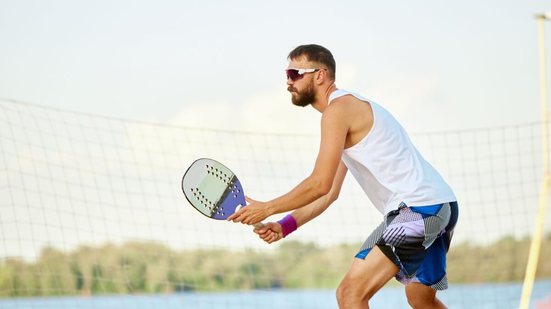 Cuidados básicos tornam o beach tennis mais seguro e reduzem o risco de lesões (Imagem: Master1305 | Shutterstock)