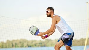 Cuidados básicos tornam o beach tennis mais seguro e reduzem o risco de lesões (Imagem: Master1305 | Shutterstock)
