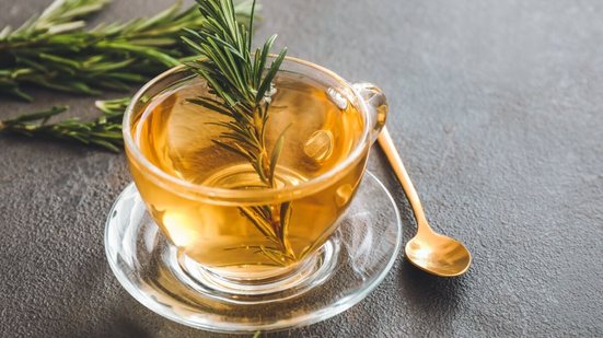 Chá de alecrim com pimenta-caiena (Imagem: Pixel-Shot | Shutterstock)