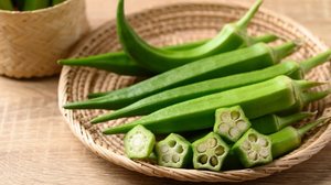 O quiabo oferece uma série de benefícios à saúde graças ao seu perfil nutricional (Imagem: Nungning20 | Shutterstock)