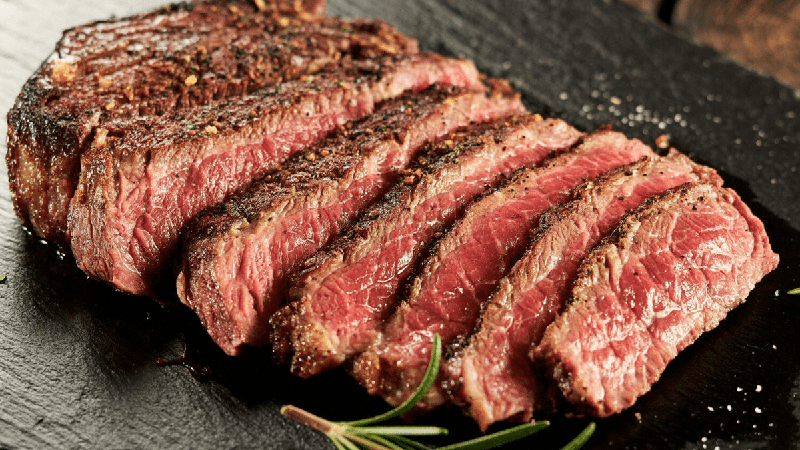 Bife na air fryer: este ingrediente comum na cozinha ajuda a manter a carne suculenta
