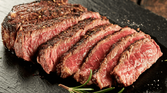 Bife suculento na air fryer com manteiga (Imagem: Food craving | Shutterstock)