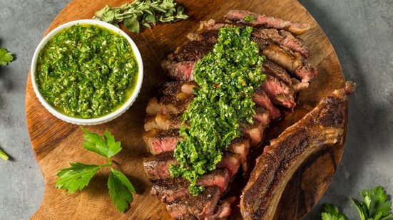 Bife suculento com molho chimichurri (Imagem: Brent Hofacker | Shutterstock)
