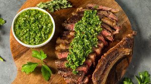 Bife suculento com molho chimichurri (Imagem: Brent Hofacker | Shutterstock)
