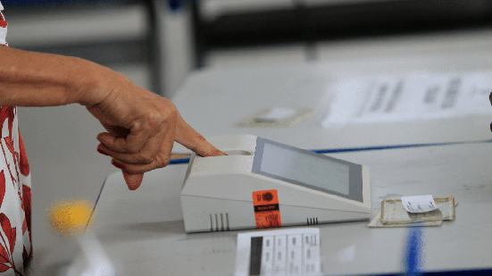 A biometria permite que a Justiça Eleitoral confirme a identidade do eleitor de forma rápida e confiável  (Imagem: Joa Souza | Shutterstock)