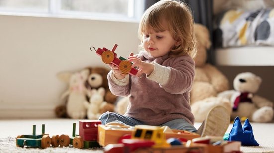 Presença, limites e afeto são o conjunto essencial para uma educação firme e acolhedora (Imagem: PeopleImages | Shutterstock)