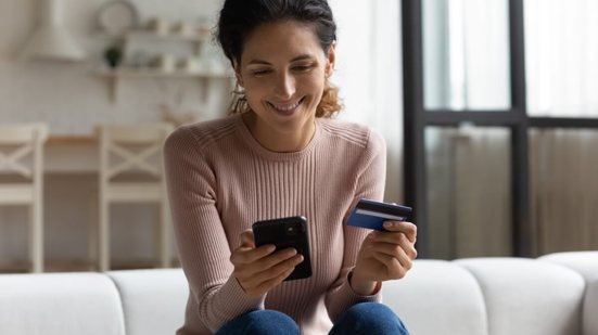 É fundamental que o consumidor conheça seus direitos e adote práticas seguras para garantir boas compras (Imagem: fizkes | Shutterstock)