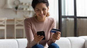 É fundamental que o consumidor conheça seus direitos e adote práticas seguras para garantir boas compras (Imagem: fizkes | Shutterstock)