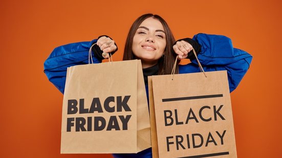 A black friday é um terreno fértil para compras impulsivas (Imagem: LightField Studios | Shutterstock)