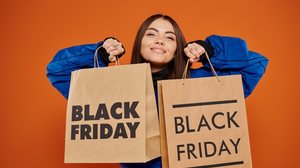 A black friday é um terreno fértil para compras impulsivas (Imagem: LightField Studios | Shutterstock)
