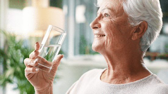 O uso de medicamentos, a desidratação e algumas doenças podem favorecer a boca seca (Imagem: PeopleImages | Shutterstock)