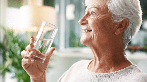 O uso de medicamentos, a desidratação e algumas doenças podem favorecer a boca seca (Imagem: PeopleImages | Shutterstock)