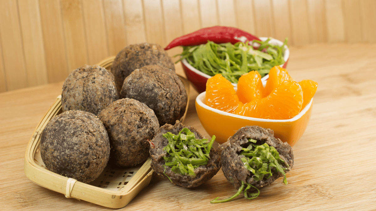 Bolinho de feijoada crocante por fora e cremoso por dentro: veja como fazer esse petisco para o fim de semana