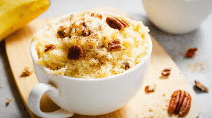 Bolo de caneca proteico de banana com nozes (Imagem: Julie208 | Shutterstock)