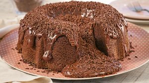 Bolo de chocolate com cobertura de brigadeiro (Imagem: babihz | Shutterstock)
