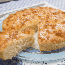 Macio por dentro e tostado por cima, o bolo de coco com farofa crocante é a pedida certa para o fim de semana (Imagem: Mauro Rodrigues | Shutterstock)
