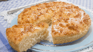 Macio por dentro e tostado por cima, o bolo de coco com farofa crocante é a pedida certa para o fim de semana (Imagem: Mauro Rodrigues | Shutterstock)
